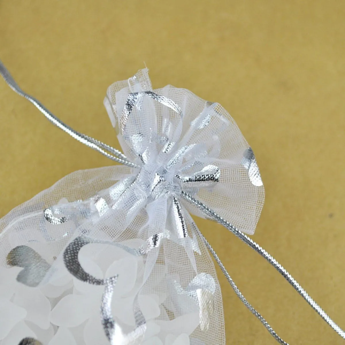 100pcs Organza Wedding Party Gift Bags Heart Pattern Sheer Drawstring Pouches Jewelry Gift Bags Christmas Party Gift Favor Bags (White, 5"x7")