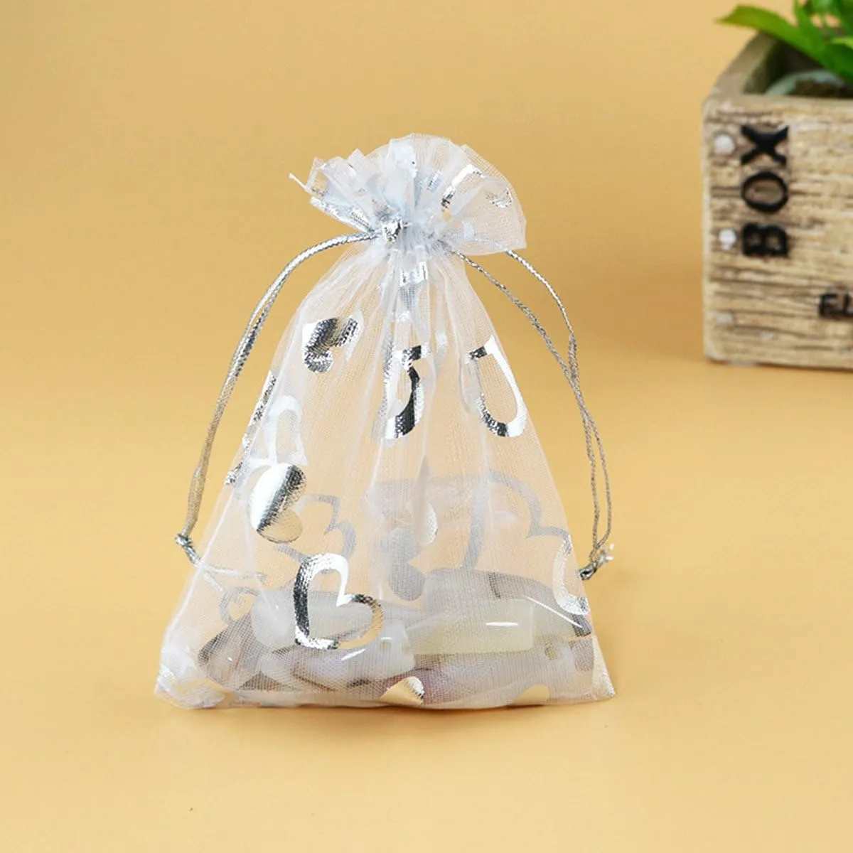 100pcs Organza Wedding Party Gift Bags Heart Pattern Sheer Drawstring Pouches Jewelry Gift Bags Christmas Party Gift Favor Bags (White, 5"x7")