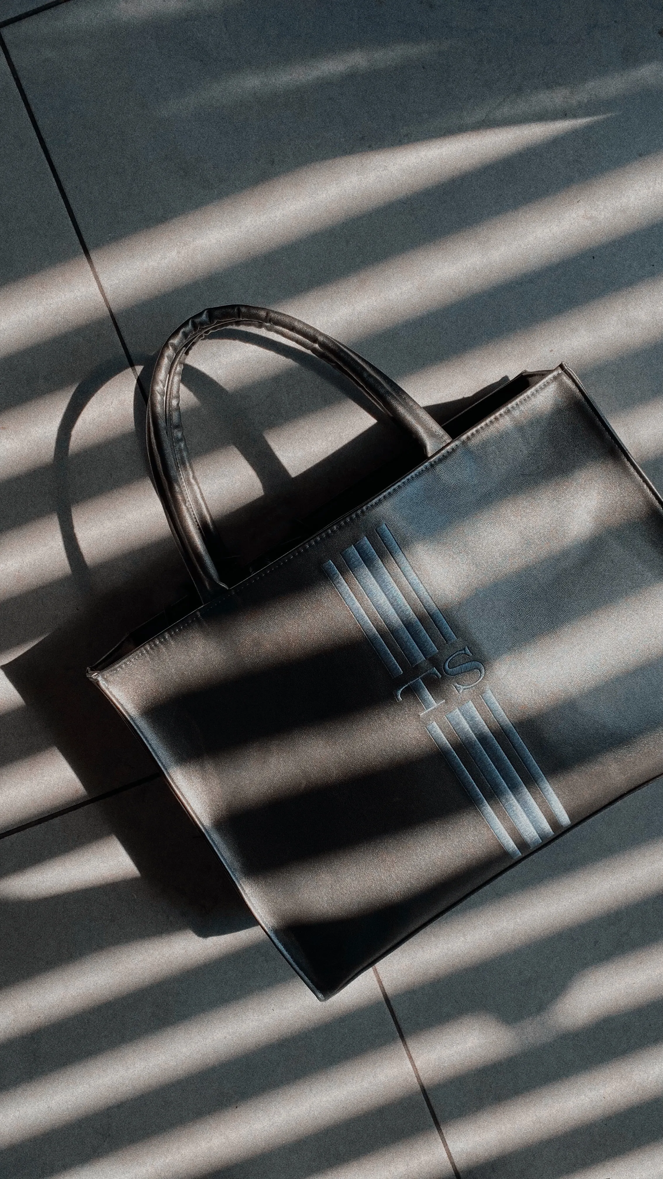 DAILY TOTE