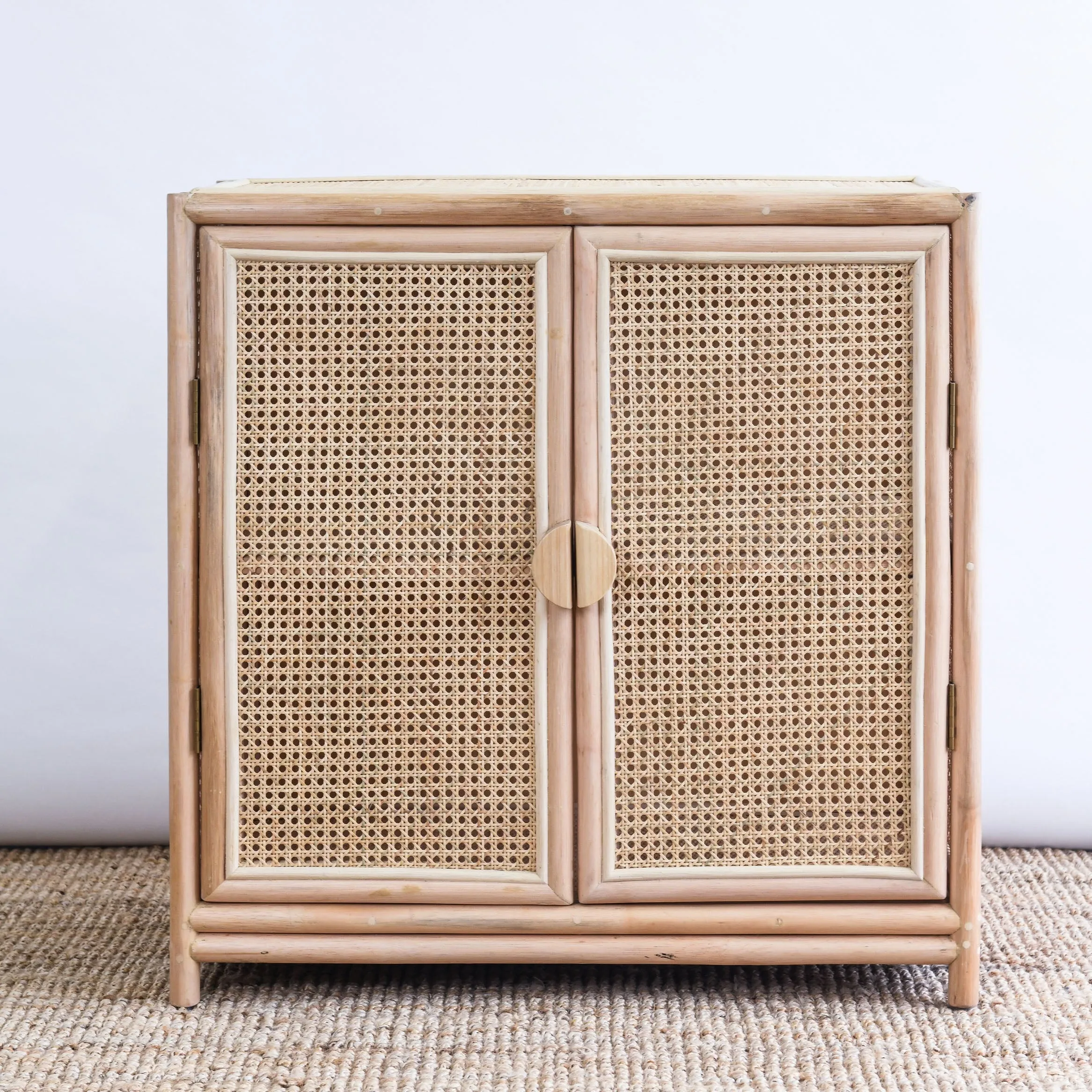 FLORES BUFFET | TWO DOOR