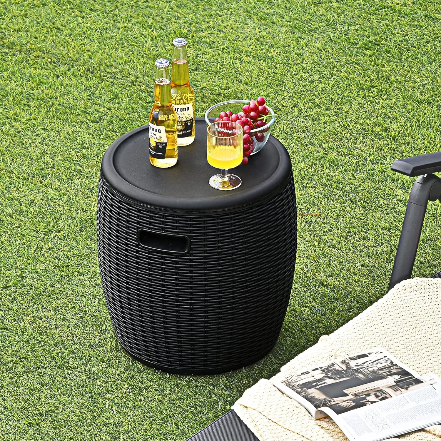 Giantex 9.5 Gallon Ice Cooler, Wicker Round Ice Chest, Outdoor Beer Wine Ice Bucket, Top Lid Side Handles Drainage Plug, Weather-resistant Patio Cool Bar Table for Cocktail Party Poolside Deck
