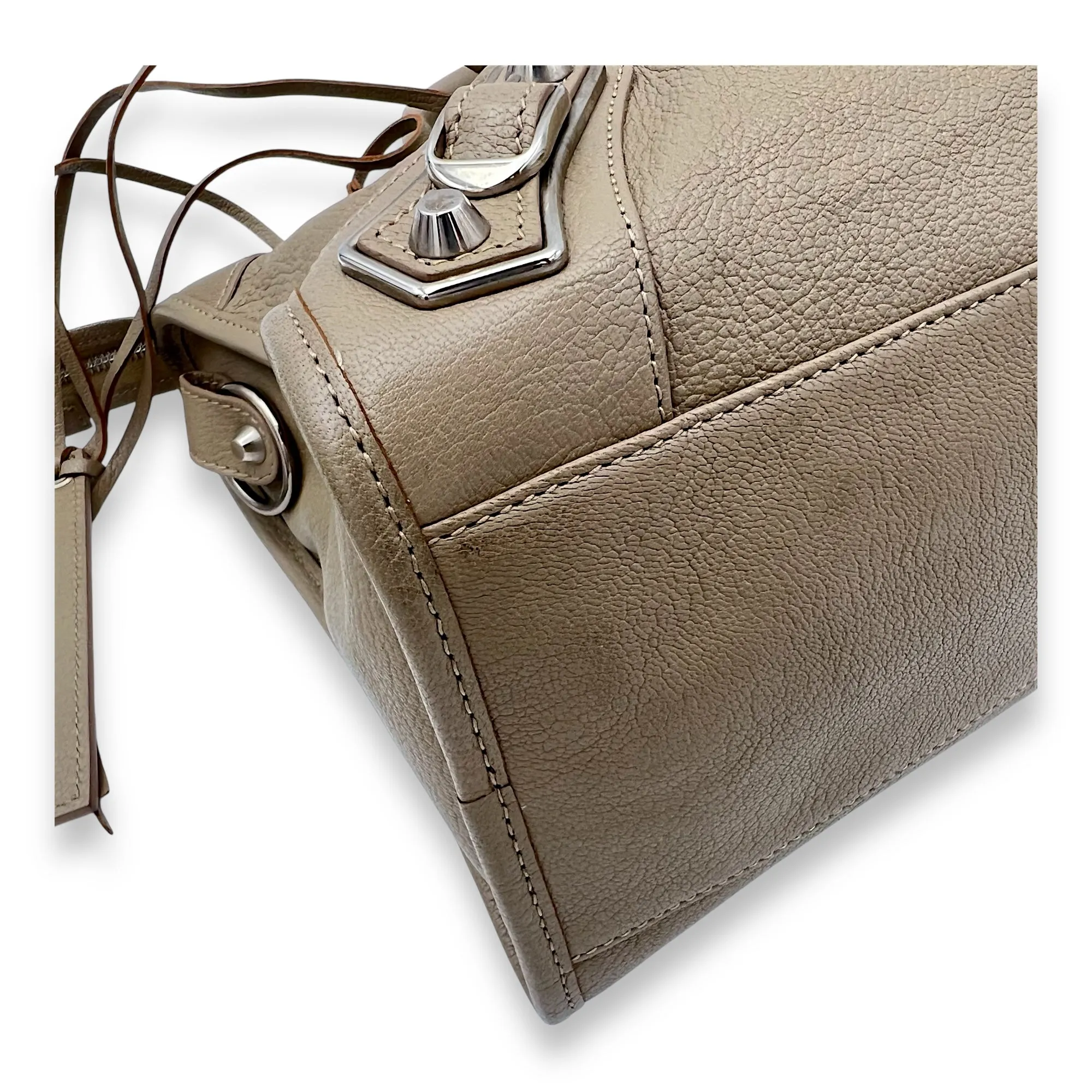Metallic Edge Shoulder Bag Medium Beige in Calfskin, Silver hardware