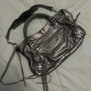 🩷🍒Preowned RARE BALENCIAGA METALLIC SILVER CITY BAG🩷🍒