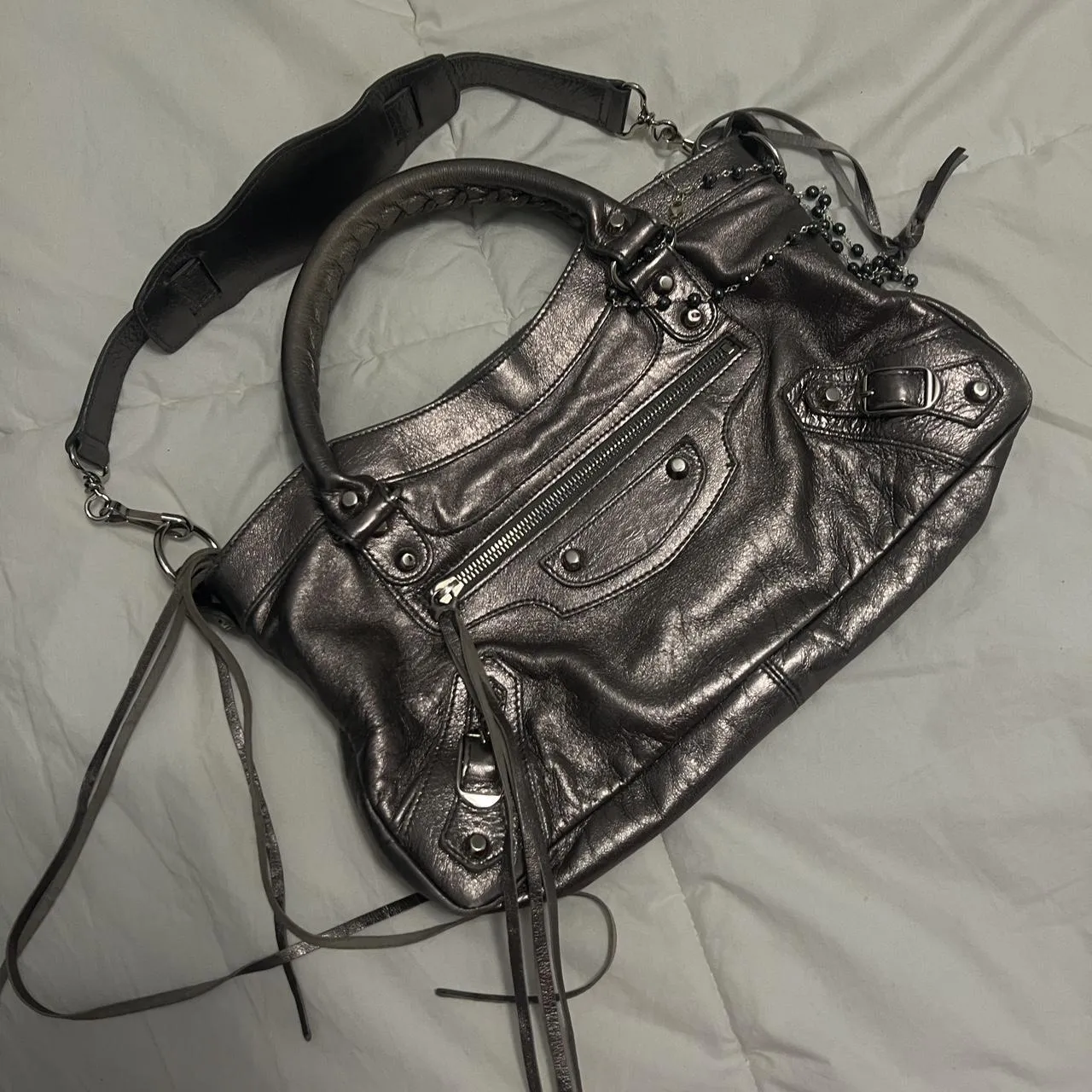 🩷🍒Preowned RARE BALENCIAGA METALLIC SILVER CITY BAG🩷🍒