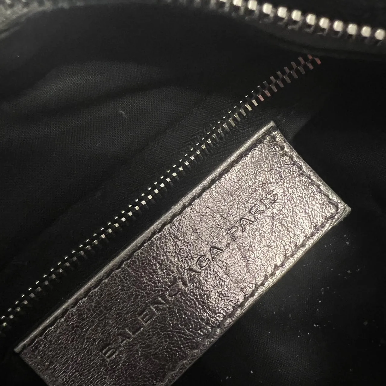 🩷🍒Preowned RARE BALENCIAGA METALLIC SILVER CITY BAG🩷🍒