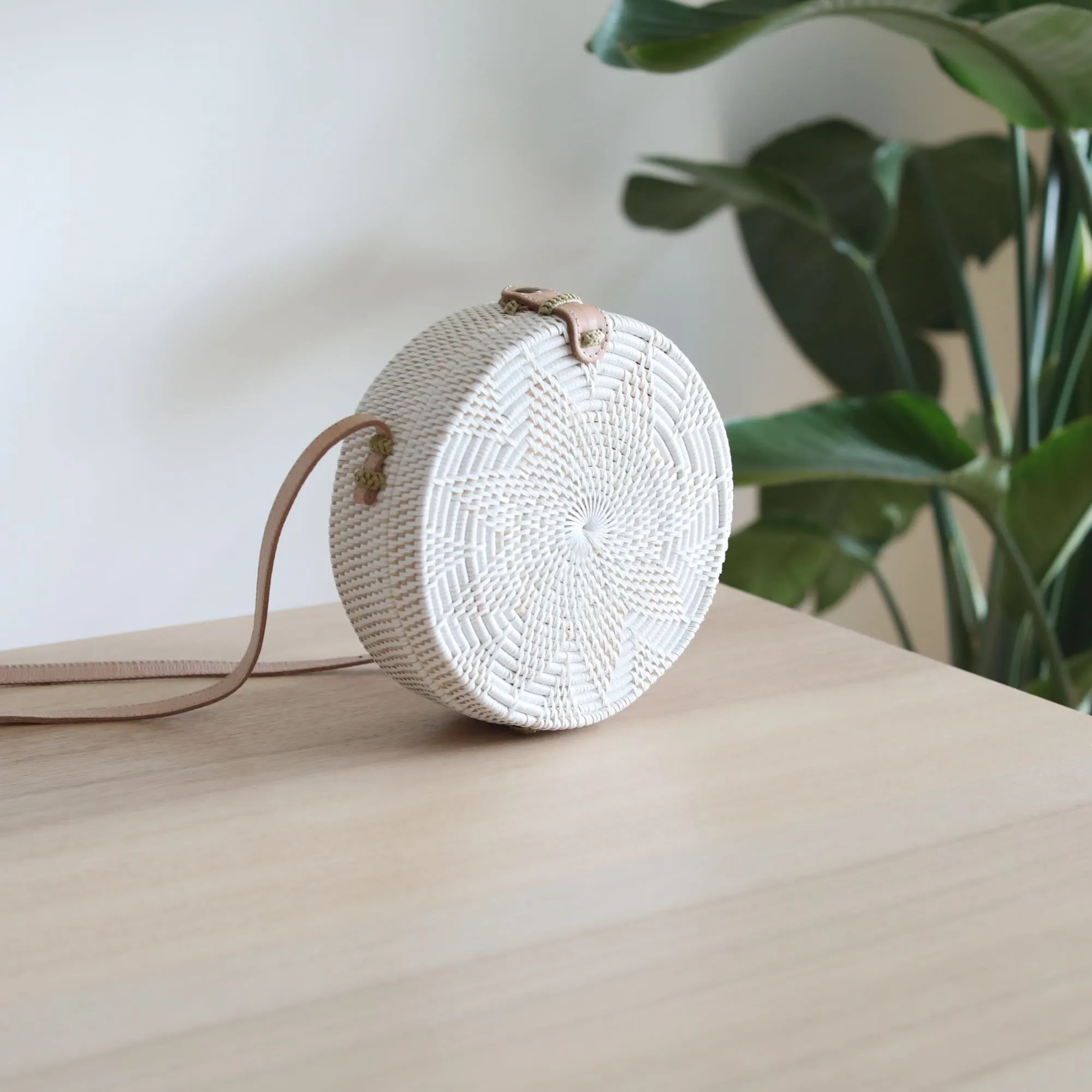 White Bali Star Round Rattan Crossbody Bag - Unique Star Design and Adjustable Strap