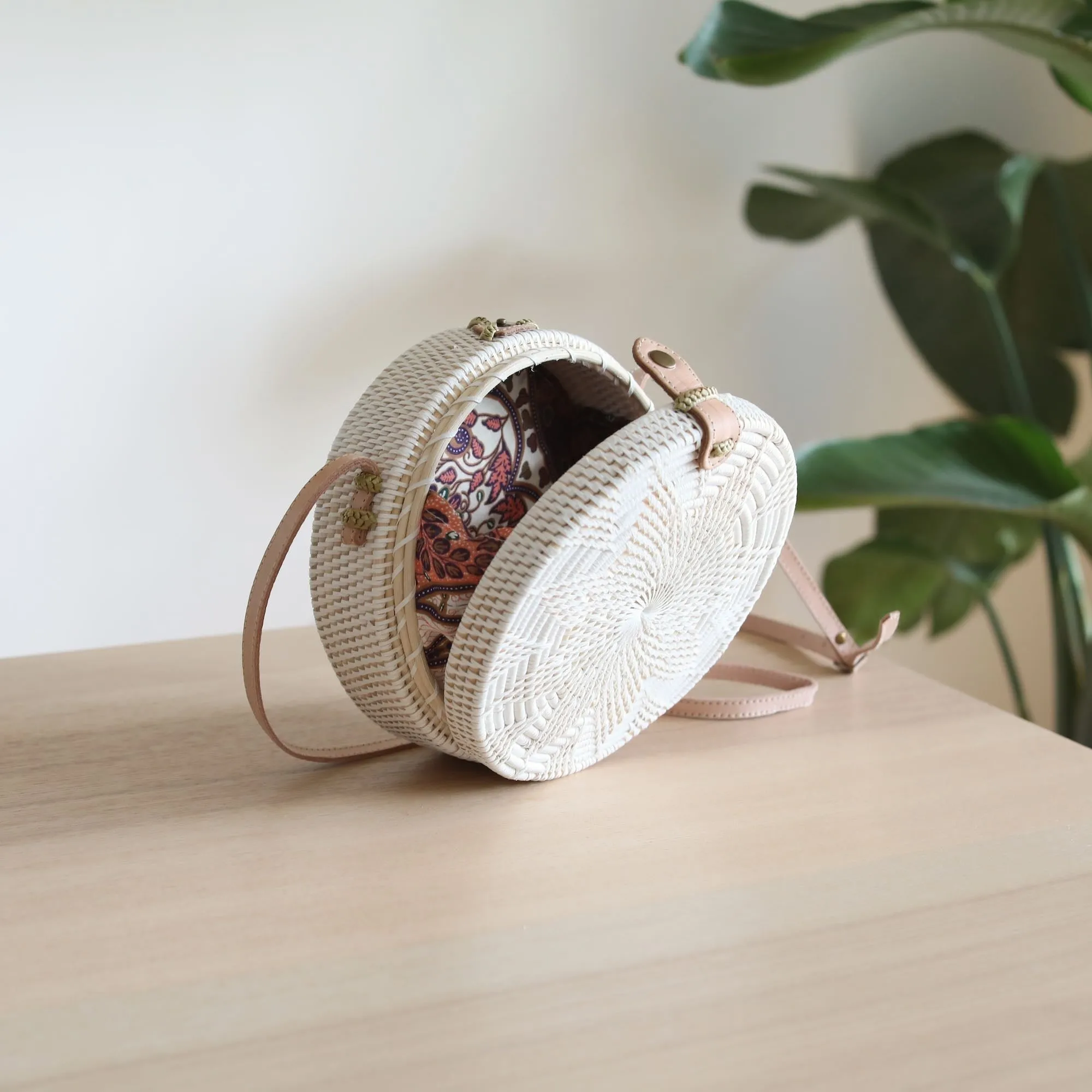 White Bali Star Round Rattan Crossbody Bag - Unique Star Design and Adjustable Strap